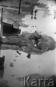 Lata 50. lub 60., Polska.
Ulica pod wodą.
Fot. Stanisław Pieniążek, zbiory Ośrodka KARTA