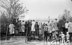 Lata 50. lub 60., Warszawa, Polska.
Ludzie na bramie.
Fot. Stanisław Pieniążek, zbiory Ośrodka KARTA