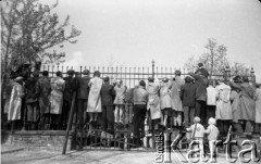 Lata 50. lub 60., Warszawa, Polska.
Ludzie na bramie.
Fot. Stanisław Pieniążek, zbiory Ośrodka KARTA