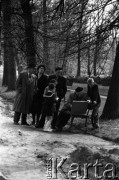 Lata 50. lub 60., Warszawa, Polska.
Park.
Fot. Stanisław Pieniążek, zbiory Ośrodka KARTA