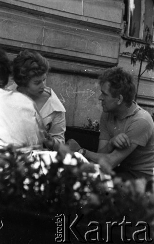 Lata 50. lub 60., Warszawa, Polska.
Kobieta i mężczyzna w trakcie rozmowy.
Fot. Stanisław Pieniążek, zbiory Ośrodka KARTA
