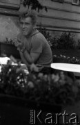 Lata 50. lub 60., Warszawa, Polska.
Mężczyzna z papierosem.
Fot. Stanisław Pieniążek, zbiory Ośrodka KARTA