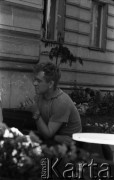 Lata 50. lub 60., Warszawa, Polska.
Mężczyzna z papierosem.
Fot. Stanisław Pieniążek, zbiory Ośrodka KARTA
