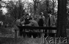 Lata 50. lub 60., Warszawa, Polska.
Park.
Fot. Stanisław Pieniążek, zbiory Ośrodka KARTA