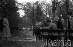 Lata 50. lub 60., Warszawa, Polska.
Park.
Fot. Stanisław Pieniążek, zbiory Ośrodka KARTA