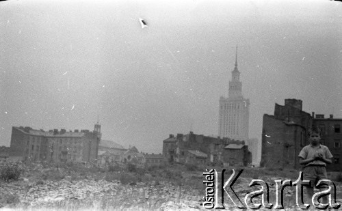 Lata 50. lub 60., Warszawa, Polska.
Widok kamienicy przy ulicy Grzybowskiej 24 od strony ulicy Krochmalnej. W tle po lewej kościół Wszystkich Świętych i synagoga Nożyków na jego tle.
Fot. Stanisław Pieniążek, zbiory Ośrodka KARTA