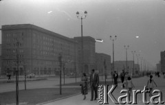 Lata 50. lub 60., Warszawa, Polska.
Ulica Marszałkowska w okolicy Placu Konstytucji.
Fot. Stanisław Pieniążek, zbiory Ośrodka KARTA