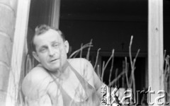 Lata 50. lub 60., Warszawa, Polska.
Mężczyzna z aparatem fotograficznym.
Fot. Stanisław Pieniążek, zbiory Ośrodka KARTA 
