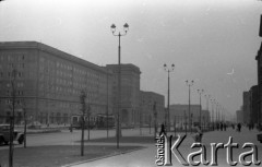 Lata 50. lub 60., Warszawa, Polska.
Ulica Marszałkowska w okolicy Placu Konstytucji.
Fot. Stanisław Pieniążek, zbiory Ośrodka KARTA