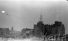 Lata 50. lub 60., Warszawa, Polska.
Widok kamienicy przy ulicy Grzybowskiej 24 od strony ulicy Krochmalnej. W tle po lewej kościół Wszystkich Świętych i synagoga Nożyków na jego tle.
Fot. Stanisław Pieniążek, zbiory Ośrodka KARTA