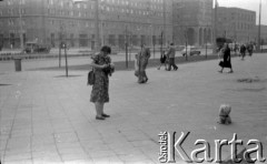 Lata 50. lub 60., Warszawa, Polska.
Fotografka Irena Jarosińska na ulicy Juliana Marchlewskiego (dziś Aleja Jana Pawła II) od wylotu ulicy Ogrodowej (po lewej) w kierunku północno-zachodnim. W tle po prawej skrzyżowanie z ulicą Karola Świerczewskiego (dziś Aleja Solidarności).
Fot. Stanisław Pieniążek, zbiory Ośrodka KARTA