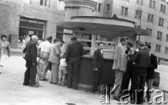 Lata 50. lub 60., Warszawa, Polska.
Kiosk przy wylocie ulicy Elektoralnej na ulicę Juliana Marchlewskiego (dziś Aleję Jana Pawła II). W tle po prawej dom Elektoralna 16/22.
Fot. Stanisław Pieniążek, zbiory Ośrodka KARTA