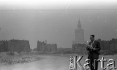 Lata 50. lub 60., Warszawa, Polska.
Pałac Kultury i Nauki od ulicy Krochmalnej. W centrum kadru oficyna kamienicy przy ulicy Grzybowskiej 11, za nią wieża kościoła Wszystkich Świętych przy Placu Grzybowskim, na prawo od nich synagoga im. Małżonków Nożyków.
Fot. Irena Jarosińska, zbiory Ośrodka KARTA