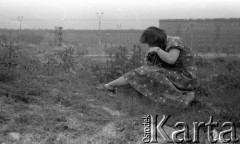 Lata 50. lub 60., Warszawa, Polska.
Fotografka Irena Jarosińska na ulicy Juliana Marchlewskiego (dziś Aleja Jana Pawła II) w rejonie między ulicą Grzybowską a Krochmalną – ujęcie w kierunku północnym. W tle od lewej budynki przy ulicy Elektoralnej 28/26 i 24 (wyższy).
Fot. Stanisław Pieniążek, zbiory Ośrodka KARTA 
