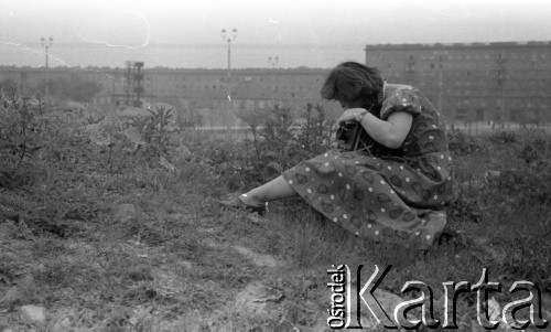 Lata 50. lub 60., Warszawa, Polska.
Fotografka Irena Jarosińska na ulicy Juliana Marchlewskiego (dziś Aleja Jana Pawła II) w rejonie między ulicą Grzybowską a Krochmalną – ujęcie w kierunku północnym. W tle od lewej budynki przy ulicy Elektoralnej 28/26 i 24 (wyższy).
Fot. Stanisław Pieniążek, zbiory Ośrodka KARTA 
