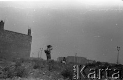 Lata 50. lub 60., Warszawa, Polska.
Oficyna (po lewej) na posesji na ulicy Grzybowskiej 30 - ujęcie w kierunku południowo-zachodnim.
Fot. Stanisław Pieniążek, zbiory Ośrodka KARTA 
