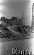 Lata 50. lub 60., Warszawa, Polska.
Pałac Kultury i Nauki i kamienica przy ulicy Grzybowskiej 24 (po lewej) od ulicy Juliana Marchlewskiego (dziś Aleja Jana Pawła II) - ujęcie od wylotu ulicy Krochmalnej w kierunku południowym.
Fot. Stanisław Pieniążek, zbiory Ośrodka KARTA