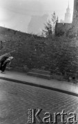 Lata 50. lub 60., Warszawa, Polska.
Ulica Grzybowska oraz Pałac Kultury i Nauki w tle.
Fot. Stanisław Pieniążek, zbiory Ośrodka KARTA 

