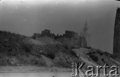 Lata 50. lub 60., Warszawa, Polska.
Pałac Kultury i Nauki oraz kamienica przy ulicy Grzybowskiej 24 (po lewej) od ulicy Juliana Marchlewskiego (dziś Aleja Jana Pawła II) - ujęcie od wylotu ulicy Krochmalnej w kierunku południowym.
Fot. Stanisław Pieniążek, zbiory Ośrodka KARTA