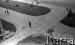 Lata 50. lub 60., Warszawa, Polska.
Przechodnie.
Fot. Stanisław Pieniążek, zbiory Ośrodka KARTA