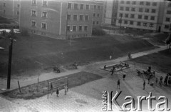 Lata 50. lub 60., Warszawa, Polska.
Podwórze na tyłach posesji w rejonie ulicy Juliana Marchlewskiego (dziś Aleja Jana Pawła II), ulicy Karmelickiej i ulicy Nowolipie. Blok w centrum kadru stoi przy ulicy Karmelickiej 2a, długi budynek po prawej stoi przy ulicy Nowolipie 9/11. Zdjęcie wykonano z budynku przy ulicy Juliana Marchlewskiego 78a.
Fot. Stanisław Pieniążek, zbiory Ośrodka KARTA