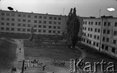 Lata 50. lub 60., Warszawa, Polska.
Podwórze na tyłach posesji w rejonie ulicy Juliana Marchlewskiego (dziś Aleja Jana Pawła II), ulicy Karmelickiej i ulicy Nowolipie - ujęcie z bloku na ulicy Juliana Marchlewskiego 78 w kierunku pólnocnym. Na wprost blok przy ulicy Nowolipie 9/11, po prawej blok na ulicy Juliana Marchlewskiego 78a.
Fot. Stanisław Pieniążek, zbiory Ośrodka KARTA