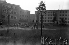 Lata 50. lub 60., Warszawa, Polska.
Podwórze na tyłach posesji w rejonie ulicy Juliana Marchlewskiego (dziś Aleja Jana Pawła II), ulicy Karmelickiej i ulicy Nowolipie. Od lewej bloki: Karmelicka 2a, Karmelicka 2b, po prawej długi blok przy ulicy Nowolipie 9/11.
Fot. Stanisław Pieniążek, zbiory Ośrodka KARTA