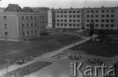 Lata 50. lub 60., Warszawa, Polska.
Podwórze na tyłach posesji w rejonie ulicy Juliana Marchlewskiego (dziś Aleja Jana Pawła II).
Fot. Stanisław Pieniążek, zbiory Ośrodka KARTA