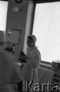 Lata 50. lub 60., Zakopane, Polska.
Fotografka Irena Jarosińska na sali operacyjnej podczas tworzenia reportażu zdjęciowego.
Fot. Stanisław Pieniążek, zbiory Ośrodka KARTA