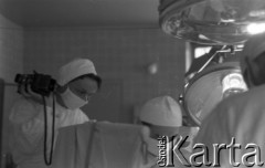 Lata 50. lub 60., Zakopane, Polska.
Fotografka Irena Jarosińska na sali operacyjnej podczas tworzenia reportażu zdjęciowego.
Fot. Stanisław Pieniążek, zbiory Ośrodka KARTA