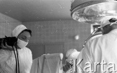 Lata 50. lub 60., Zakopane, Polska.
Fotografka Irena Jarosińska na sali operacyjnej podczas tworzenia reportażu zdjęciowego.
Fot. Stanisław Pieniążek, zbiory Ośrodka KARTA