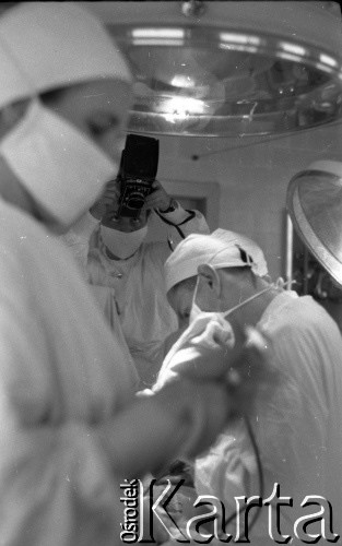 Lata 50. lub 60., Zakopane, Polska.
Fotografka Irena Jarosińska na sali operacyjnej podczas tworzenia reportażu zdjęciowego.
Fot. Stanisław Pieniążek, zbiory Ośrodka KARTA