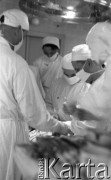 Lata 50. lub 60., Zakopane, Polska.
Fotografka Irena Jarosińska na sali operacyjnej podczas tworzenia reportażu zdjęciowego.
Fot. Stanisław Pieniążek, zbiory Ośrodka KARTA