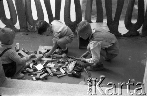 Lata 50. lub 60., Polska.
Chłopcy na balkonie. Andrzej Pieniążek (w środku) - syn Stanisława Pieniążka.
Fot. Irena Jarosińska, zbiory Ośrodka KARTA