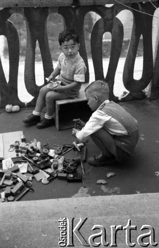 Lata 50. lub 60., Polska.
Andrzej Pieniążek (siedzi, w okularach) - syn Stanisława Pieniążka.
Fot. Irena Jarosińska, zbiory Ośrodka KARTA