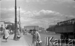Lata 50. lub 60., Warszawa, Polska.
Ulica Marcelego Nowotki (dziś gen. Władysława Andersa). Pałac Mostowskich (z lewej, w tle).
Fot. Irena Jarosińska, zbiory Ośrodka KARTA