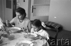 Lata 50. lub 60., Warszawa, Polska. 
Rodzina Matysiaków.
Fot. Irena Jarosińska, zbiory Ośrodka KARTA