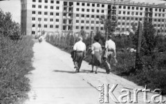 Lata 50. lub 60., Warszawa, Polska.
Ogródki działkowe przy ulicy Wołoskiej. W tle blok Wołoska 88.
 Fot. Irena Jarosińska, zbiory Ośrodka KARTA
