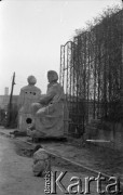 Lata 50. lub 60., Warszawa, Polska.
Fotografka Irena Jarosińska na ulicy Aleksandra Fredry – widok w kierunku północno-wschodnim. Rzeźby Adama Mickiewicza i Mikołaja Kopernika stojące obecnie przy wejściu do Pałacu Kultury i Nauki. W tle blok przy ulicy Moliera 2/4/6.
Fot. NN, kolekcja Ireny Jarosińskiej, zbiory Ośrodka KARTA
