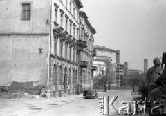 Lata 50. lub 60., Warszawa, Polska.
Ulica Aleksandra Fredry – widok w kierunku północno-wschodnim. Od lewej kolejno budynki na ulicy Aleksandra Fredry 8 i 6, dalej Teatr Wielki.
Fot. NN, kolekcja Ireny Jarosińskiej, zbiory Ośrodka KARTA
