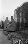 Lata 50. lub 60., Warszawa, Polska.
Fotografka Irena Jarosińska na ulicy Aleksandra Fredry fotografuje rzeźby Adama Mickiewicza i Mikołaja Kopernika.
Fot. NN, kolekcja Ireny Jarosińskiej, zbiory Ośrodka KARTA