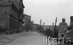 Lata 50. lub 60., Warszawa, Polska.
Ulica Aleksandra Fredry – widok w kierunku północno-wschodnim. Rzeźby Adama Mickiewicza i Mikołaja Kopernika (z prawej). Od lewej kolejno budynki na ulicy Aleksandra Fredry 8 i 6, dalej Teatr Wielki i blok przy ulicy Moliera 2/4/6.
Fot. NN, kolekcja Ireny Jarosińskiej, zbiory Ośrodka KARTA