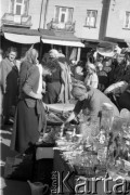 Lata 50. lub 60., Warszawa,  Polska.
Bazar na Grochowie między ulicą Zamieniecką, Gdowską i Komorską. W tle budynki Komorska 54 i 52 (po prawej).
Fot. Irena Jarosińska, zbiory Ośrodka KARTA