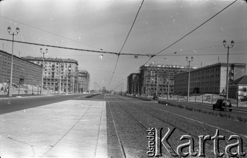 Lata 50. lub 60., Warszawa, Polska.
Ulica Juliana Marchlewskiego (dziś Aleja Jana Pawła II).
Fot. Stanisław Pieniążek, zbiory Ośrodka KARTA