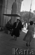 Lata 50. lub 60., Warszawa, Polska.
Ulica Krakowskie Przedmieście przy wylocie ulicy Oboźnej - w tle budynki Warszawskiego Szpitala dla Dzieci przy ulicy Kopernika.
Fot. Irena Jarosińska, zbiory Ośrodka KARTA
