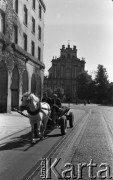 Lata 50. lub 60., Warszawa, Polska.
Ulica Królewska. W tle Kościół Sióstr Wizytek pod wezwaniem Opieki św. Józefa Oblubieńca Niepokalanej Bogurodzicy Maryi.
Fot. Irena Jarosińska, zbiory Ośrodka KARTA