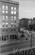 Lata 50. lub 60., Warszawa, Polska.
Blok na ulicy Karola Świerczewskiego 95/99 (dziś Aleja Solidarności). Po prawej niski blok w głębi posesji o adresie Karola Świerczewskiego 105/111a, a daleko w tle za nim wystaje wysoki narożny blok przy wylocie ulicy Elektoralnej na ulicę Juliana Marchlewskiego (nr 32). Z prawego brzegu zdjęcia wystaje też fragment wysokiego bloku na ulicy Juliana Marchlewskiego 36 (dziś Aleja Jana Pawła II).
Fot. Irena Jarosińska, zbiory Ośrodka KARTA