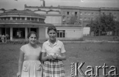 Lata 50. lub 60., Warszawa, Polska.
Dziewczyny na tle kina 