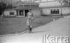Lata 50. lub 60., Warszawa, Polska.
Dziewczyna na tle kina 