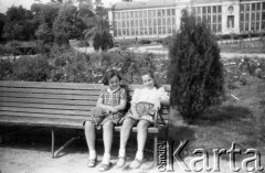 Lata 50. lub 60., Warszawa, Polska.
Dziewczynki w Łazienkach Królewskich. W tle Nowa Pomarańczarnia.
Fot. Irena Jarosińska, zbiory Ośrodka KARTA